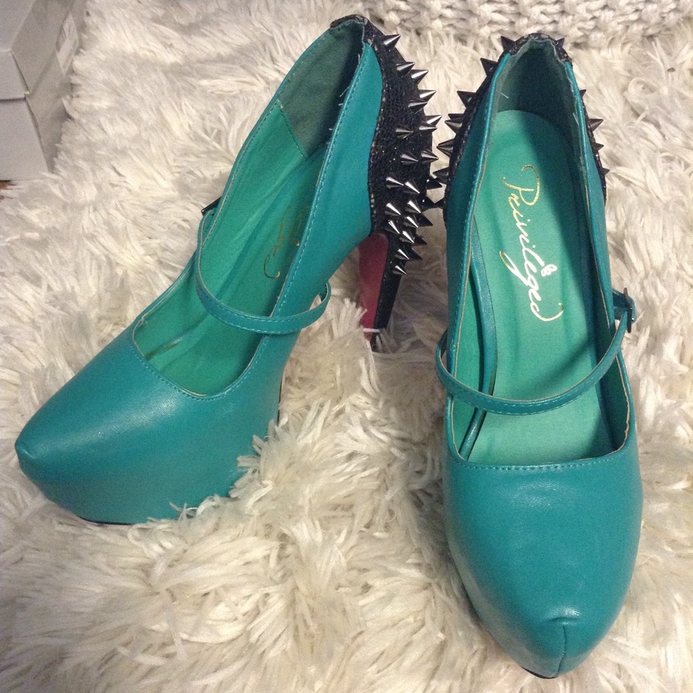 Privileged teal spike platforms